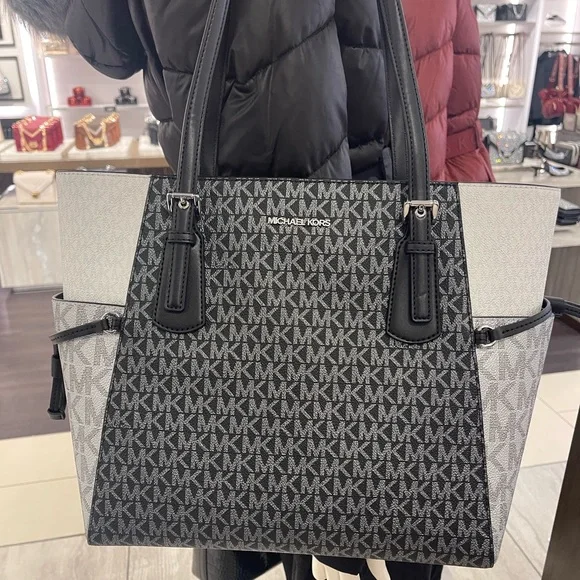 MICHAEL KORS Voyager Large Color-Block Metallic Signature Logo EW Tote Shoulder - Picture 15 of 16